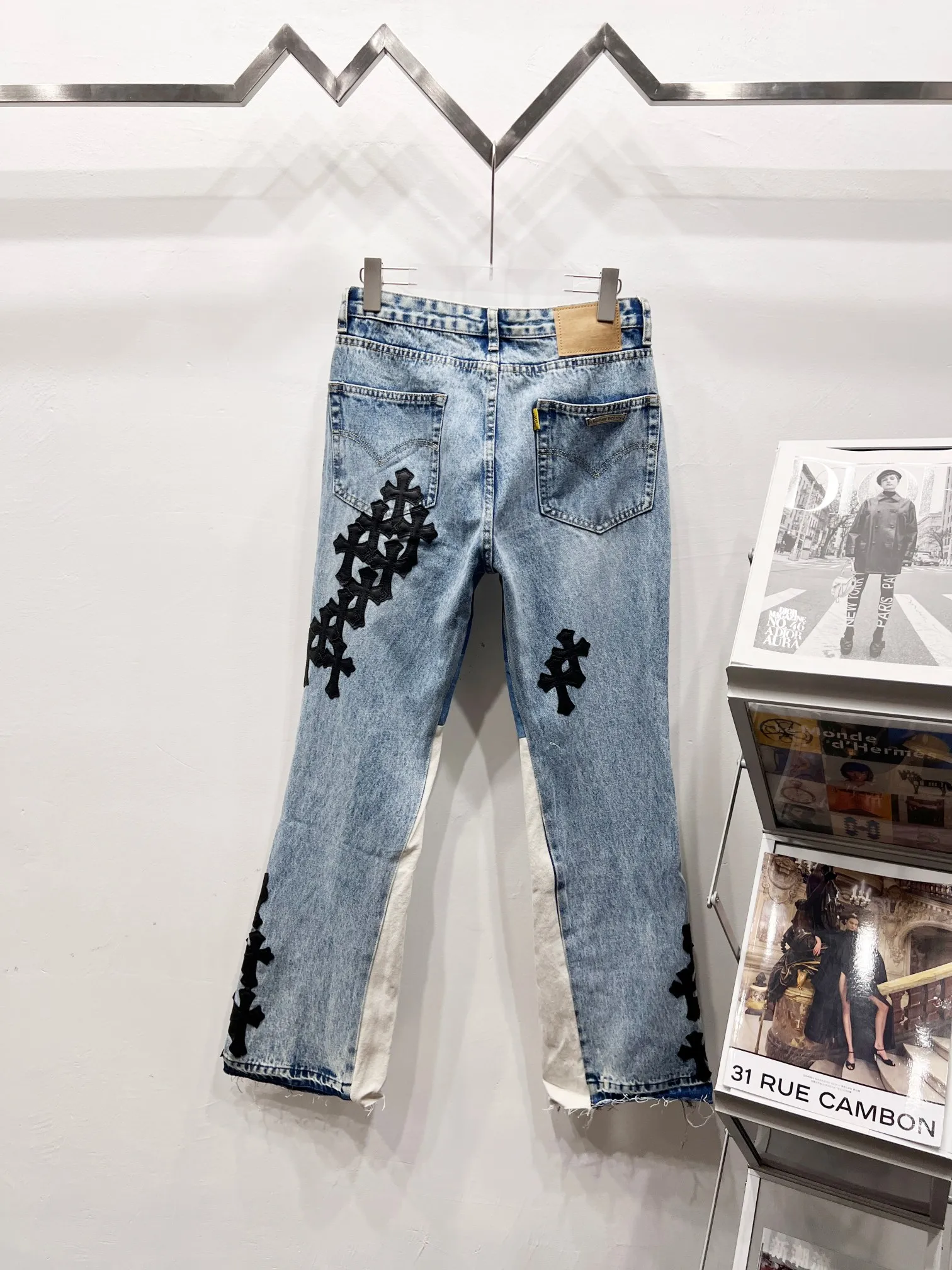 P290 Style No.: (c062) GALLERY DEPT. & Vintage multi-leather spliced cross loose washed flared jeans - truly restore the ultimate texture of Vintage - original hardware accessories washed and other elevators, QR code analysis are all purchased from the original factory, high degree of restoration, you are welcome to compare with a certain product~ - Three-dimensional version Loose and comfortable, not picky about the body shape, taller and slimmer, factory Seiko, original factory quality control, same style for men and women, can be matched with couples, versatile recommendation, must-have jeans for all seasons Size: 28-30-32-34-36 Color: blue